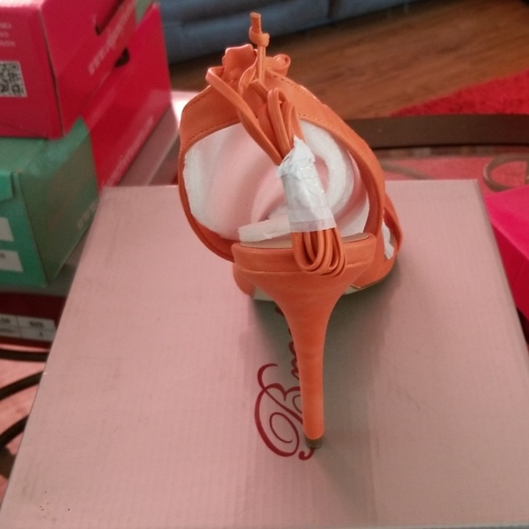 Shoe - Picture 3 of 4